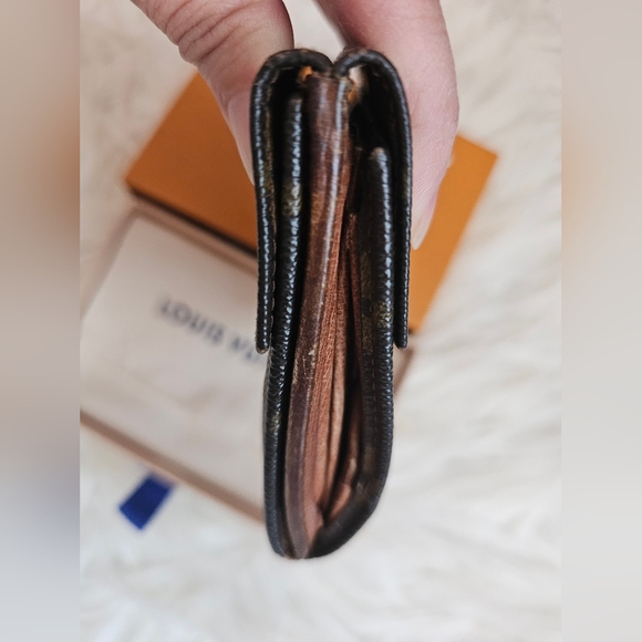 Louis Vuitton Vintage Compact Wallet. - Picture 15 of 16